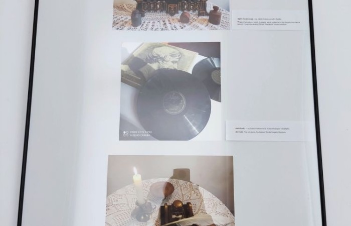 14 maja w Pałacu Młodzieży w Olsztynie została otwarta wystawa podsumowującą VIII Wojewódzki Konkurs Fotograficzny „Mój zabytek”. Celem konkursu jest rozwijanie fascynacji młodzieży historią, różnorodnością kulturową, postaciami oraz faktami związanymi z regionem Warmii i Mazur.W ramach konkursu wpłynęło 405 prac 102 autorów, natomiast do wystawy zakwalifikowało się 30 prac 20 autorów.
Z ogromną dumą informujemy, iż w  kategorii wiekowej 10-14 lat, wyróżnienie otrzymała również uczennica naszej szkoły Weronika Jakubowska za pracę pt. „Chemia”. W kategorii wiekowej 15-20 lat do wystawy zakwalifikowała się również praca uczennicy klasy 8 c, Agaty Jakubowskiej pt. „Waga”. Uroczystość zaszczyciła i nagrody wręczyła Wiceprezydent Olsztyna Pani Ewa Monika Kaliszuk, która poza pracą zawodową przez ponad ćwierć wieku działa w dziedzinie kultury. Finał konkursu fotograficznego „MÓJ ZABYTEK” uświetniły wokalistki z pracowni wokalu olsztyńskiego Pałacu Młodzieży.
Gratulujemy i zapraszamy do kolejnych edycji konkursy ?
