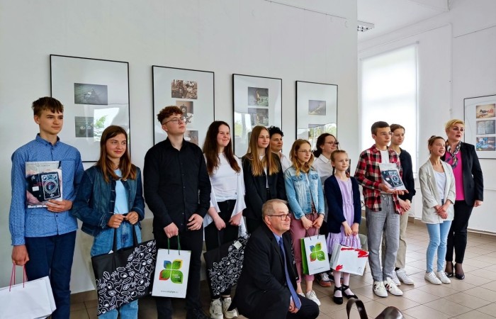 14 maja w Pałacu Młodzieży w Olsztynie została otwarta wystawa podsumowującą VIII Wojewódzki Konkurs Fotograficzny „Mój zabytek”. Celem konkursu jest rozwijanie fascynacji młodzieży historią, różnorodnością kulturową, postaciami oraz faktami związanymi z regionem Warmii i Mazur.W ramach konkursu wpłynęło 405 prac 102 autorów, natomiast do wystawy zakwalifikowało się 30 prac 20 autorów.
Z ogromną dumą informujemy, iż w  kategorii wiekowej 10-14 lat, wyróżnienie otrzymała również uczennica naszej szkoły Weronika Jakubowska za pracę pt. „Chemia”. W kategorii wiekowej 15-20 lat do wystawy zakwalifikowała się również praca uczennicy klasy 8 c, Agaty Jakubowskiej pt. „Waga”. Uroczystość zaszczyciła i nagrody wręczyła Wiceprezydent Olsztyna Pani Ewa Monika Kaliszuk, która poza pracą zawodową przez ponad ćwierć wieku działa w dziedzinie kultury. Finał konkursu fotograficznego „MÓJ ZABYTEK” uświetniły wokalistki z pracowni wokalu olsztyńskiego Pałacu Młodzieży.
Gratulujemy i zapraszamy do kolejnych edycji konkursy ?
