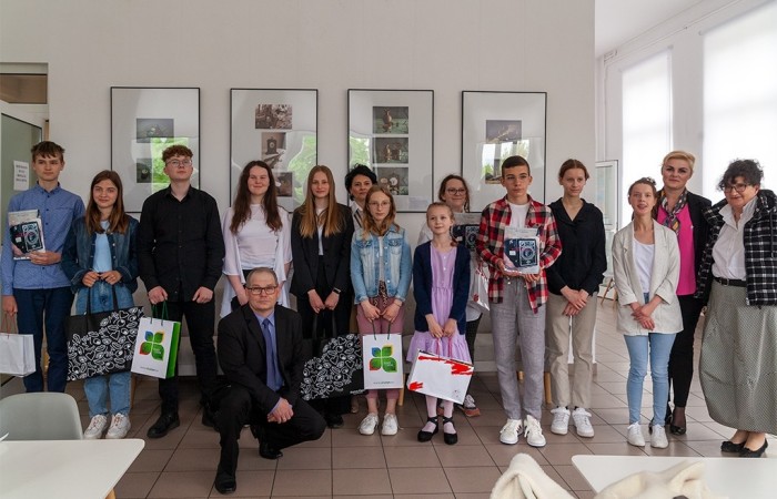 14 maja w Pałacu Młodzieży w Olsztynie została otwarta wystawa podsumowującą VIII Wojewódzki Konkurs Fotograficzny „Mój zabytek”. Celem konkursu jest rozwijanie fascynacji młodzieży historią, różnorodnością kulturową, postaciami oraz faktami związanymi z regionem Warmii i Mazur.W ramach konkursu wpłynęło 405 prac 102 autorów, natomiast do wystawy zakwalifikowało się 30 prac 20 autorów.
Z ogromną dumą informujemy, iż w  kategorii wiekowej 10-14 lat, wyróżnienie otrzymała również uczennica naszej szkoły Weronika Jakubowska za pracę pt. „Chemia”. W kategorii wiekowej 15-20 lat do wystawy zakwalifikowała się również praca uczennicy klasy 8 c, Agaty Jakubowskiej pt. „Waga”. Uroczystość zaszczyciła i nagrody wręczyła Wiceprezydent Olsztyna Pani Ewa Monika Kaliszuk, która poza pracą zawodową przez ponad ćwierć wieku działa w dziedzinie kultury. Finał konkursu fotograficznego „MÓJ ZABYTEK” uświetniły wokalistki z pracowni wokalu olsztyńskiego Pałacu Młodzieży.
Gratulujemy i zapraszamy do kolejnych edycji konkursy ?
