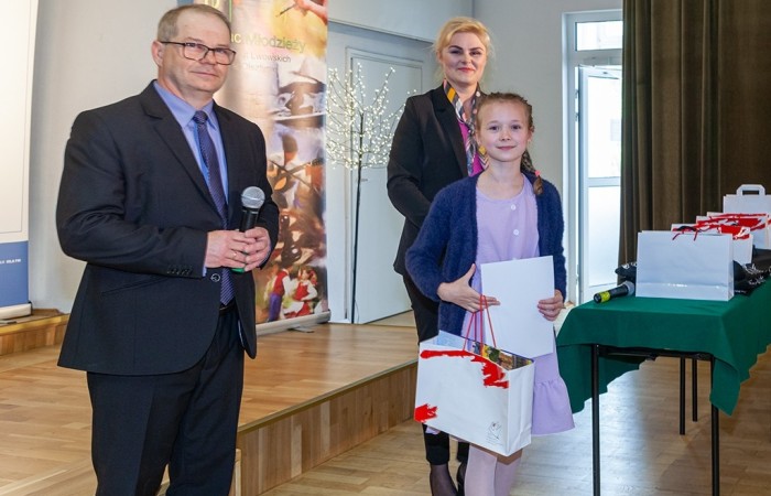 14 maja w Pałacu Młodzieży w Olsztynie została otwarta wystawa podsumowującą VIII Wojewódzki Konkurs Fotograficzny „Mój zabytek”. Celem konkursu jest rozwijanie fascynacji młodzieży historią, różnorodnością kulturową, postaciami oraz faktami związanymi z regionem Warmii i Mazur.W ramach konkursu wpłynęło 405 prac 102 autorów, natomiast do wystawy zakwalifikowało się 30 prac 20 autorów.
Z ogromną dumą informujemy, iż w  kategorii wiekowej 10-14 lat, wyróżnienie otrzymała również uczennica naszej szkoły Weronika Jakubowska za pracę pt. „Chemia”. W kategorii wiekowej 15-20 lat do wystawy zakwalifikowała się również praca uczennicy klasy 8 c, Agaty Jakubowskiej pt. „Waga”. Uroczystość zaszczyciła i nagrody wręczyła Wiceprezydent Olsztyna Pani Ewa Monika Kaliszuk, która poza pracą zawodową przez ponad ćwierć wieku działa w dziedzinie kultury. Finał konkursu fotograficznego „MÓJ ZABYTEK” uświetniły wokalistki z pracowni wokalu olsztyńskiego Pałacu Młodzieży.
Gratulujemy i zapraszamy do kolejnych edycji konkursy ?
