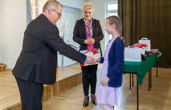 14 maja w Pałacu Młodzieży w Olsztynie została otwarta wystawa podsumowującą VIII Wojewódzki Konkurs Fotograficzny „Mój zabytek”. Celem konkursu jest rozwijanie fascynacji młodzieży historią, różnorodnością kulturową, postaciami oraz faktami związanymi z regionem Warmii i Mazur.W ramach konkursu wpłynęło 405 prac 102 autorów, natomiast do wystawy zakwalifikowało się 30 prac 20 autorów.
Z ogromną dumą informujemy, iż w  kategorii wiekowej 10-14 lat, wyróżnienie otrzymała również uczennica naszej szkoły Weronika Jakubowska za pracę pt. „Chemia”. W kategorii wiekowej 15-20 lat do wystawy zakwalifikowała się również praca uczennicy klasy 8 c, Agaty Jakubowskiej pt. „Waga”. Uroczystość zaszczyciła i nagrody wręczyła Wiceprezydent Olsztyna Pani Ewa Monika Kaliszuk, która poza pracą zawodową przez ponad ćwierć wieku działa w dziedzinie kultury. Finał konkursu fotograficznego „MÓJ ZABYTEK” uświetniły wokalistki z pracowni wokalu olsztyńskiego Pałacu Młodzieży.
Gratulujemy i zapraszamy do kolejnych edycji konkursy ?
