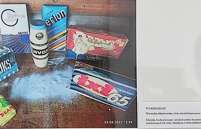 14 maja w Pałacu Młodzieży w Olsztynie została otwarta wystawa podsumowującą VIII Wojewódzki Konkurs Fotograficzny „Mój zabytek”. Celem konkursu jest rozwijanie fascynacji młodzieży historią, różnorodnością kulturową, postaciami oraz faktami związanymi z regionem Warmii i Mazur.W ramach konkursu wpłynęło 405 prac 102 autorów, natomiast do wystawy zakwalifikowało się 30 prac 20 autorów.
Z ogromną dumą informujemy, iż w  kategorii wiekowej 10-14 lat, wyróżnienie otrzymała również uczennica naszej szkoły Weronika Jakubowska za pracę pt. „Chemia”. W kategorii wiekowej 15-20 lat do wystawy zakwalifikowała się również praca uczennicy klasy 8 c, Agaty Jakubowskiej pt. „Waga”. Uroczystość zaszczyciła i nagrody wręczyła Wiceprezydent Olsztyna Pani Ewa Monika Kaliszuk, która poza pracą zawodową przez ponad ćwierć wieku działa w dziedzinie kultury. Finał konkursu fotograficznego „MÓJ ZABYTEK” uświetniły wokalistki z pracowni wokalu olsztyńskiego Pałacu Młodzieży.
Gratulujemy i zapraszamy do kolejnych edycji konkursy ?
