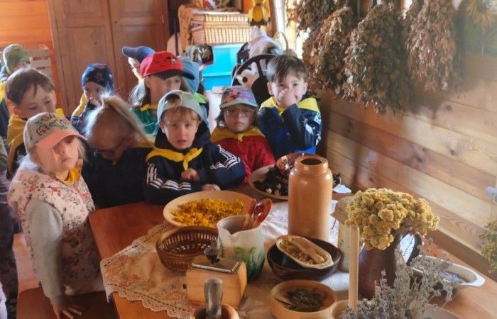 Nasze przedszkolaki po dłuższej przerwie w dobie pandemii wybrały się na wycieczkę do Sąp.
Wyjazd bardzo zbliżył nas do czasów kiedy to ludzie żyli w klimacie na łonie natury.                           Poznaliśmy obyczaje, życie oraz prace ludzi na wsi. W wiejskiej zagrodzie przebywały zwierzęta które mogliśmy zobaczyć oraz nakarmić. Dzieci bardzo uważnie zainteresowały się zwierzakami.
Wycieczka bardzo nam się podobała i przybliżyła tematom związanym z życiem na wsi.
Na pewno tam wrócimy… :)
