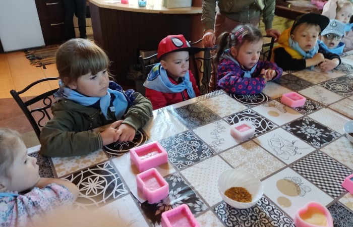 Nasze przedszkolaki po dłuższej przerwie w dobie pandemii wybrały się na wycieczkę do Sąp.
Wyjazd bardzo zbliżył nas do czasów kiedy to ludzie żyli w klimacie na łonie natury.                           Poznaliśmy obyczaje, życie oraz prace ludzi na wsi. W wiejskiej zagrodzie przebywały zwierzęta które mogliśmy zobaczyć oraz nakarmić. Dzieci bardzo uważnie zainteresowały się zwierzakami.
Wycieczka bardzo nam się podobała i przybliżyła tematom związanym z życiem na wsi.
Na pewno tam wrócimy… :)
