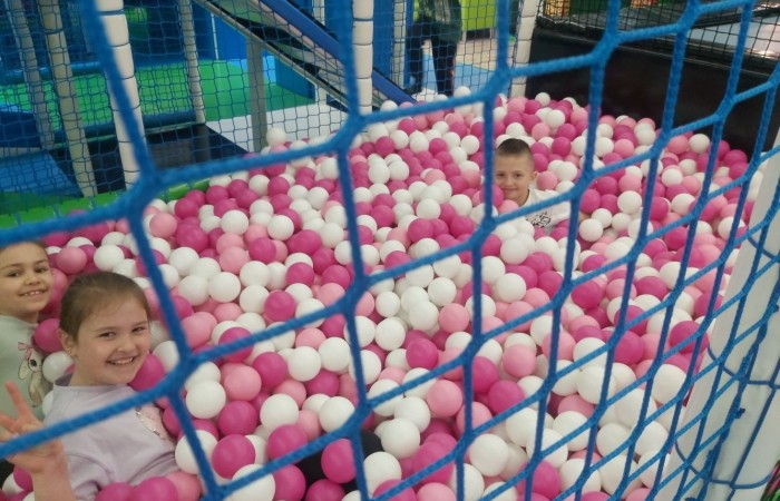 W dniu 22 kwietnia kasa I B wyjechała na długo wyczekiwaną wycieczkę do Elbląga.

Wizytę zapoczątkowała zabawa w „Parku Piekarczyka”, gdzie dzieci mogły się wyszaleć, zapominając o szkolnej codzienności. Zabawom nie było końca. Po dwóch intensywnie spędzonych godzinach, gdy już wszyscy zgłodnieli, udaliśmy się do położonej nieopodal pizzerii „AMORE MIO”. Uczniowie wcieli się w szefów kuchni, poznając kolejne etapy przygotowania najbardziej znanej włoskiej potrawy. Własnoręcznie wykonane pizze smakowały rewelacyjnie. Wszyscy byli dumni ze swoich kulinarnych „dzieł”.

Najedzeni zwiedziliśmy elbląską starówkę, poznając jej zabytki architektoniczne. Największe  wrażenie wywarła górująca na wszystkimi budynkami  katedra św. Mikołaja.
Zmęczeni ale zadowoleni wróciliśmy do szkoły.