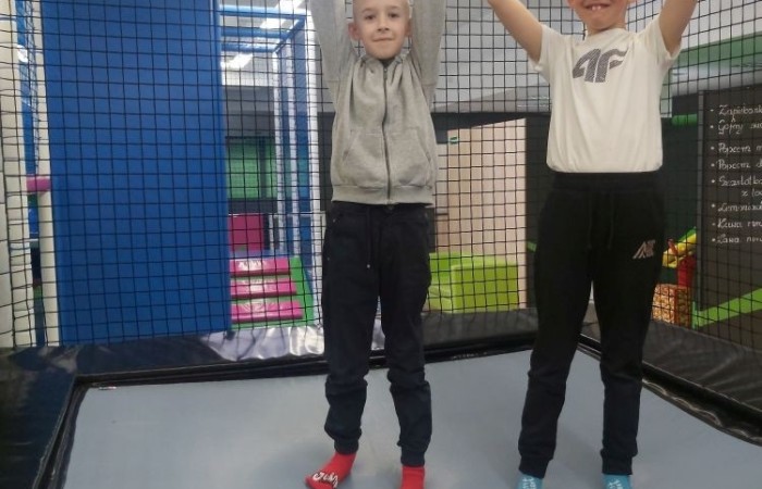 W dniu 22 kwietnia kasa I B wyjechała na długo wyczekiwaną wycieczkę do Elbląga.

Wizytę zapoczątkowała zabawa w „Parku Piekarczyka”, gdzie dzieci mogły się wyszaleć, zapominając o szkolnej codzienności. Zabawom nie było końca. Po dwóch intensywnie spędzonych godzinach, gdy już wszyscy zgłodnieli, udaliśmy się do położonej nieopodal pizzerii „AMORE MIO”. Uczniowie wcieli się w szefów kuchni, poznając kolejne etapy przygotowania najbardziej znanej włoskiej potrawy. Własnoręcznie wykonane pizze smakowały rewelacyjnie. Wszyscy byli dumni ze swoich kulinarnych „dzieł”.

Najedzeni zwiedziliśmy elbląską starówkę, poznając jej zabytki architektoniczne. Największe  wrażenie wywarła górująca na wszystkimi budynkami  katedra św. Mikołaja.
Zmęczeni ale zadowoleni wróciliśmy do szkoły.