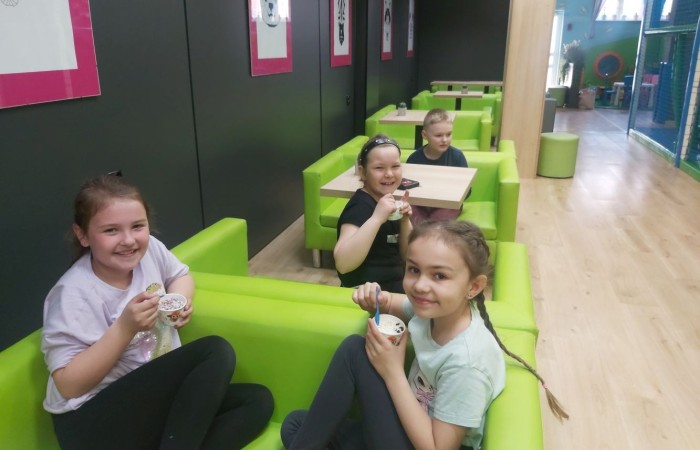 W dniu 22 kwietnia kasa I B wyjechała na długo wyczekiwaną wycieczkę do Elbląga.

Wizytę zapoczątkowała zabawa w „Parku Piekarczyka”, gdzie dzieci mogły się wyszaleć, zapominając o szkolnej codzienności. Zabawom nie było końca. Po dwóch intensywnie spędzonych godzinach, gdy już wszyscy zgłodnieli, udaliśmy się do położonej nieopodal pizzerii „AMORE MIO”. Uczniowie wcieli się w szefów kuchni, poznając kolejne etapy przygotowania najbardziej znanej włoskiej potrawy. Własnoręcznie wykonane pizze smakowały rewelacyjnie. Wszyscy byli dumni ze swoich kulinarnych „dzieł”.

Najedzeni zwiedziliśmy elbląską starówkę, poznając jej zabytki architektoniczne. Największe  wrażenie wywarła górująca na wszystkimi budynkami  katedra św. Mikołaja.
Zmęczeni ale zadowoleni wróciliśmy do szkoły.