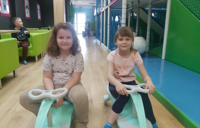 W dniu 22 kwietnia kasa I B wyjechała na długo wyczekiwaną wycieczkę do Elbląga.

Wizytę zapoczątkowała zabawa w „Parku Piekarczyka”, gdzie dzieci mogły się wyszaleć, zapominając o szkolnej codzienności. Zabawom nie było końca. Po dwóch intensywnie spędzonych godzinach, gdy już wszyscy zgłodnieli, udaliśmy się do położonej nieopodal pizzerii „AMORE MIO”. Uczniowie wcieli się w szefów kuchni, poznając kolejne etapy przygotowania najbardziej znanej włoskiej potrawy. Własnoręcznie wykonane pizze smakowały rewelacyjnie. Wszyscy byli dumni ze swoich kulinarnych „dzieł”.

Najedzeni zwiedziliśmy elbląską starówkę, poznając jej zabytki architektoniczne. Największe  wrażenie wywarła górująca na wszystkimi budynkami  katedra św. Mikołaja.
Zmęczeni ale zadowoleni wróciliśmy do szkoły.