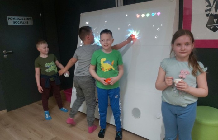 W dniu 22 kwietnia kasa I B wyjechała na długo wyczekiwaną wycieczkę do Elbląga.

Wizytę zapoczątkowała zabawa w „Parku Piekarczyka”, gdzie dzieci mogły się wyszaleć, zapominając o szkolnej codzienności. Zabawom nie było końca. Po dwóch intensywnie spędzonych godzinach, gdy już wszyscy zgłodnieli, udaliśmy się do położonej nieopodal pizzerii „AMORE MIO”. Uczniowie wcieli się w szefów kuchni, poznając kolejne etapy przygotowania najbardziej znanej włoskiej potrawy. Własnoręcznie wykonane pizze smakowały rewelacyjnie. Wszyscy byli dumni ze swoich kulinarnych „dzieł”.

Najedzeni zwiedziliśmy elbląską starówkę, poznając jej zabytki architektoniczne. Największe  wrażenie wywarła górująca na wszystkimi budynkami  katedra św. Mikołaja.
Zmęczeni ale zadowoleni wróciliśmy do szkoły.