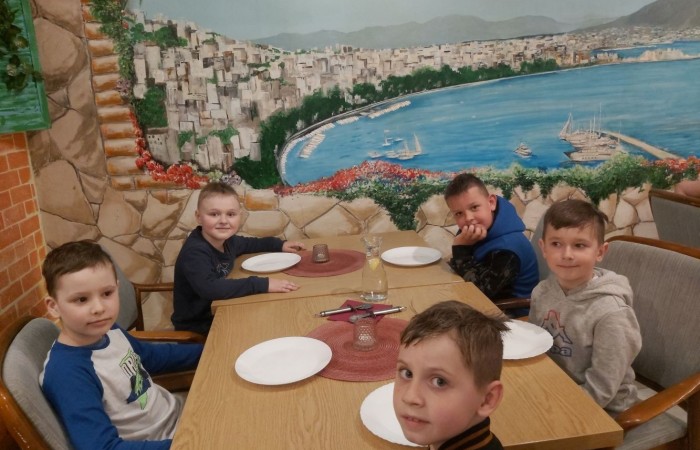 W dniu 22 kwietnia kasa I B wyjechała na długo wyczekiwaną wycieczkę do Elbląga.

Wizytę zapoczątkowała zabawa w „Parku Piekarczyka”, gdzie dzieci mogły się wyszaleć, zapominając o szkolnej codzienności. Zabawom nie było końca. Po dwóch intensywnie spędzonych godzinach, gdy już wszyscy zgłodnieli, udaliśmy się do położonej nieopodal pizzerii „AMORE MIO”. Uczniowie wcieli się w szefów kuchni, poznając kolejne etapy przygotowania najbardziej znanej włoskiej potrawy. Własnoręcznie wykonane pizze smakowały rewelacyjnie. Wszyscy byli dumni ze swoich kulinarnych „dzieł”.

Najedzeni zwiedziliśmy elbląską starówkę, poznając jej zabytki architektoniczne. Największe  wrażenie wywarła górująca na wszystkimi budynkami  katedra św. Mikołaja.
Zmęczeni ale zadowoleni wróciliśmy do szkoły.