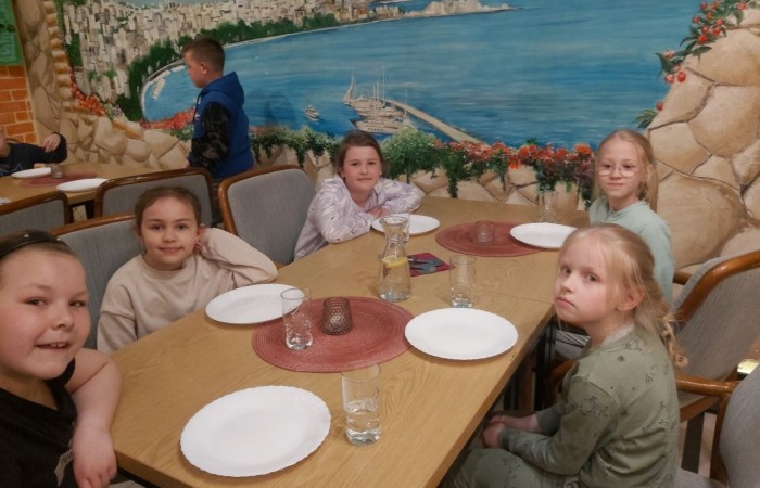 W dniu 22 kwietnia kasa I B wyjechała na długo wyczekiwaną wycieczkę do Elbląga.

Wizytę zapoczątkowała zabawa w „Parku Piekarczyka”, gdzie dzieci mogły się wyszaleć, zapominając o szkolnej codzienności. Zabawom nie było końca. Po dwóch intensywnie spędzonych godzinach, gdy już wszyscy zgłodnieli, udaliśmy się do położonej nieopodal pizzerii „AMORE MIO”. Uczniowie wcieli się w szefów kuchni, poznając kolejne etapy przygotowania najbardziej znanej włoskiej potrawy. Własnoręcznie wykonane pizze smakowały rewelacyjnie. Wszyscy byli dumni ze swoich kulinarnych „dzieł”.

Najedzeni zwiedziliśmy elbląską starówkę, poznając jej zabytki architektoniczne. Największe  wrażenie wywarła górująca na wszystkimi budynkami  katedra św. Mikołaja.
Zmęczeni ale zadowoleni wróciliśmy do szkoły.