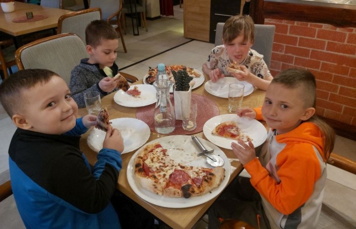 W dniu 22 kwietnia kasa I B wyjechała na długo wyczekiwaną wycieczkę do Elbląga.

Wizytę zapoczątkowała zabawa w „Parku Piekarczyka”, gdzie dzieci mogły się wyszaleć, zapominając o szkolnej codzienności. Zabawom nie było końca. Po dwóch intensywnie spędzonych godzinach, gdy już wszyscy zgłodnieli, udaliśmy się do położonej nieopodal pizzerii „AMORE MIO”. Uczniowie wcieli się w szefów kuchni, poznając kolejne etapy przygotowania najbardziej znanej włoskiej potrawy. Własnoręcznie wykonane pizze smakowały rewelacyjnie. Wszyscy byli dumni ze swoich kulinarnych „dzieł”.

Najedzeni zwiedziliśmy elbląską starówkę, poznając jej zabytki architektoniczne. Największe  wrażenie wywarła górująca na wszystkimi budynkami  katedra św. Mikołaja.
Zmęczeni ale zadowoleni wróciliśmy do szkoły.