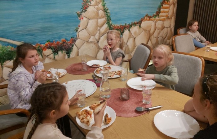 W dniu 22 kwietnia kasa I B wyjechała na długo wyczekiwaną wycieczkę do Elbląga.

Wizytę zapoczątkowała zabawa w „Parku Piekarczyka”, gdzie dzieci mogły się wyszaleć, zapominając o szkolnej codzienności. Zabawom nie było końca. Po dwóch intensywnie spędzonych godzinach, gdy już wszyscy zgłodnieli, udaliśmy się do położonej nieopodal pizzerii „AMORE MIO”. Uczniowie wcieli się w szefów kuchni, poznając kolejne etapy przygotowania najbardziej znanej włoskiej potrawy. Własnoręcznie wykonane pizze smakowały rewelacyjnie. Wszyscy byli dumni ze swoich kulinarnych „dzieł”.

Najedzeni zwiedziliśmy elbląską starówkę, poznając jej zabytki architektoniczne. Największe  wrażenie wywarła górująca na wszystkimi budynkami  katedra św. Mikołaja.
Zmęczeni ale zadowoleni wróciliśmy do szkoły.