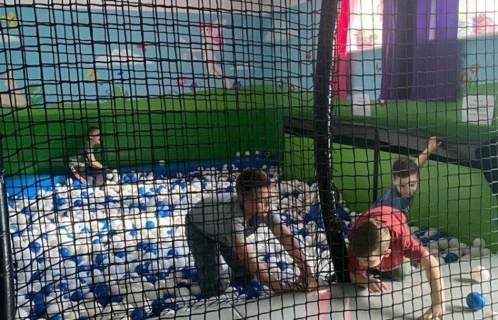 W dniu 22 kwietnia kasa I B wyjechała na długo wyczekiwaną wycieczkę do Elbląga.

Wizytę zapoczątkowała zabawa w „Parku Piekarczyka”, gdzie dzieci mogły się wyszaleć, zapominając o szkolnej codzienności. Zabawom nie było końca. Po dwóch intensywnie spędzonych godzinach, gdy już wszyscy zgłodnieli, udaliśmy się do położonej nieopodal pizzerii „AMORE MIO”. Uczniowie wcieli się w szefów kuchni, poznając kolejne etapy przygotowania najbardziej znanej włoskiej potrawy. Własnoręcznie wykonane pizze smakowały rewelacyjnie. Wszyscy byli dumni ze swoich kulinarnych „dzieł”.

Najedzeni zwiedziliśmy elbląską starówkę, poznając jej zabytki architektoniczne. Największe  wrażenie wywarła górująca na wszystkimi budynkami  katedra św. Mikołaja.
Zmęczeni ale zadowoleni wróciliśmy do szkoły.