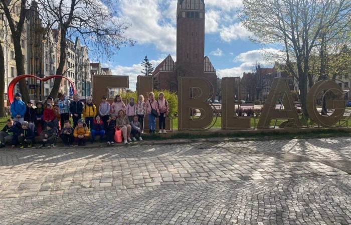 W dniu 22 kwietnia kasa I B wyjechała na długo wyczekiwaną wycieczkę do Elbląga.

Wizytę zapoczątkowała zabawa w „Parku Piekarczyka”, gdzie dzieci mogły się wyszaleć, zapominając o szkolnej codzienności. Zabawom nie było końca. Po dwóch intensywnie spędzonych godzinach, gdy już wszyscy zgłodnieli, udaliśmy się do położonej nieopodal pizzerii „AMORE MIO”. Uczniowie wcieli się w szefów kuchni, poznając kolejne etapy przygotowania najbardziej znanej włoskiej potrawy. Własnoręcznie wykonane pizze smakowały rewelacyjnie. Wszyscy byli dumni ze swoich kulinarnych „dzieł”.

Najedzeni zwiedziliśmy elbląską starówkę, poznając jej zabytki architektoniczne. Największe  wrażenie wywarła górująca na wszystkimi budynkami  katedra św. Mikołaja.
Zmęczeni ale zadowoleni wróciliśmy do szkoły.