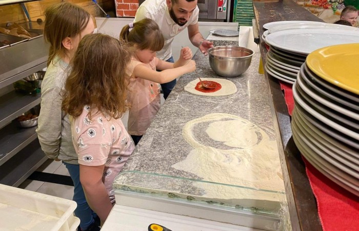 W dniu 22 kwietnia kasa I B wyjechała na długo wyczekiwaną wycieczkę do Elbląga.

Wizytę zapoczątkowała zabawa w „Parku Piekarczyka”, gdzie dzieci mogły się wyszaleć, zapominając o szkolnej codzienności. Zabawom nie było końca. Po dwóch intensywnie spędzonych godzinach, gdy już wszyscy zgłodnieli, udaliśmy się do położonej nieopodal pizzerii „AMORE MIO”. Uczniowie wcieli się w szefów kuchni, poznając kolejne etapy przygotowania najbardziej znanej włoskiej potrawy. Własnoręcznie wykonane pizze smakowały rewelacyjnie. Wszyscy byli dumni ze swoich kulinarnych „dzieł”.

Najedzeni zwiedziliśmy elbląską starówkę, poznając jej zabytki architektoniczne. Największe  wrażenie wywarła górująca na wszystkimi budynkami  katedra św. Mikołaja.
Zmęczeni ale zadowoleni wróciliśmy do szkoły.