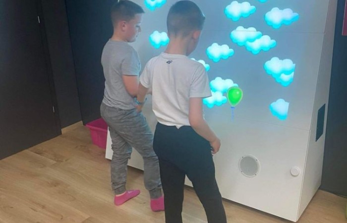 W dniu 22 kwietnia kasa I B wyjechała na długo wyczekiwaną wycieczkę do Elbląga.

Wizytę zapoczątkowała zabawa w „Parku Piekarczyka”, gdzie dzieci mogły się wyszaleć, zapominając o szkolnej codzienności. Zabawom nie było końca. Po dwóch intensywnie spędzonych godzinach, gdy już wszyscy zgłodnieli, udaliśmy się do położonej nieopodal pizzerii „AMORE MIO”. Uczniowie wcieli się w szefów kuchni, poznając kolejne etapy przygotowania najbardziej znanej włoskiej potrawy. Własnoręcznie wykonane pizze smakowały rewelacyjnie. Wszyscy byli dumni ze swoich kulinarnych „dzieł”.

Najedzeni zwiedziliśmy elbląską starówkę, poznając jej zabytki architektoniczne. Największe  wrażenie wywarła górująca na wszystkimi budynkami  katedra św. Mikołaja.
Zmęczeni ale zadowoleni wróciliśmy do szkoły.