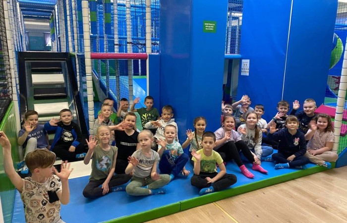 W dniu 22 kwietnia kasa I B wyjechała na długo wyczekiwaną wycieczkę do Elbląga.

Wizytę zapoczątkowała zabawa w „Parku Piekarczyka”, gdzie dzieci mogły się wyszaleć, zapominając o szkolnej codzienności. Zabawom nie było końca. Po dwóch intensywnie spędzonych godzinach, gdy już wszyscy zgłodnieli, udaliśmy się do położonej nieopodal pizzerii „AMORE MIO”. Uczniowie wcieli się w szefów kuchni, poznając kolejne etapy przygotowania najbardziej znanej włoskiej potrawy. Własnoręcznie wykonane pizze smakowały rewelacyjnie. Wszyscy byli dumni ze swoich kulinarnych „dzieł”.

Najedzeni zwiedziliśmy elbląską starówkę, poznając jej zabytki architektoniczne. Największe  wrażenie wywarła górująca na wszystkimi budynkami  katedra św. Mikołaja.
Zmęczeni ale zadowoleni wróciliśmy do szkoły.