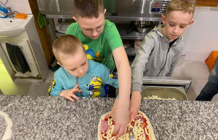 W dniu 22 kwietnia kasa I B wyjechała na długo wyczekiwaną wycieczkę do Elbląga.

Wizytę zapoczątkowała zabawa w „Parku Piekarczyka”, gdzie dzieci mogły się wyszaleć, zapominając o szkolnej codzienności. Zabawom nie było końca. Po dwóch intensywnie spędzonych godzinach, gdy już wszyscy zgłodnieli, udaliśmy się do położonej nieopodal pizzerii „AMORE MIO”. Uczniowie wcieli się w szefów kuchni, poznając kolejne etapy przygotowania najbardziej znanej włoskiej potrawy. Własnoręcznie wykonane pizze smakowały rewelacyjnie. Wszyscy byli dumni ze swoich kulinarnych „dzieł”.

Najedzeni zwiedziliśmy elbląską starówkę, poznając jej zabytki architektoniczne. Największe  wrażenie wywarła górująca na wszystkimi budynkami  katedra św. Mikołaja.
Zmęczeni ale zadowoleni wróciliśmy do szkoły.