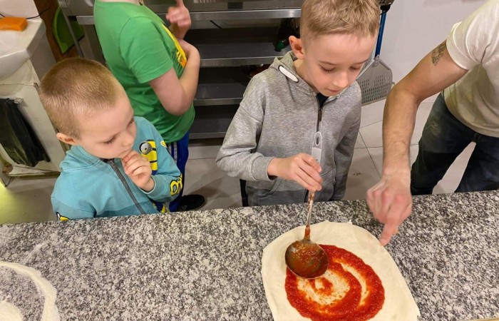 W dniu 22 kwietnia kasa I B wyjechała na długo wyczekiwaną wycieczkę do Elbląga.

Wizytę zapoczątkowała zabawa w „Parku Piekarczyka”, gdzie dzieci mogły się wyszaleć, zapominając o szkolnej codzienności. Zabawom nie było końca. Po dwóch intensywnie spędzonych godzinach, gdy już wszyscy zgłodnieli, udaliśmy się do położonej nieopodal pizzerii „AMORE MIO”. Uczniowie wcieli się w szefów kuchni, poznając kolejne etapy przygotowania najbardziej znanej włoskiej potrawy. Własnoręcznie wykonane pizze smakowały rewelacyjnie. Wszyscy byli dumni ze swoich kulinarnych „dzieł”.

Najedzeni zwiedziliśmy elbląską starówkę, poznając jej zabytki architektoniczne. Największe  wrażenie wywarła górująca na wszystkimi budynkami  katedra św. Mikołaja.
Zmęczeni ale zadowoleni wróciliśmy do szkoły.