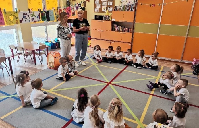 Mama to miękkie ręce. Mama to melodyjny głos, to chuchanie na uderzone miejsce. Mama to samo dobro i sama przyjemność. Coś, co dobrze jest mieć w każdej chwili życia koło siebie, dookoła siebie, gdzieś na horyzoncie. (M. Wańkowicz)

Rodzice są najważniejszymi osobami w życiu dziecka.
26 maja, w naszym przedszkolu panie pomogły dzieciom wyrazić ich miłość do rodziców, organizując Dzień Mamy i Taty.
