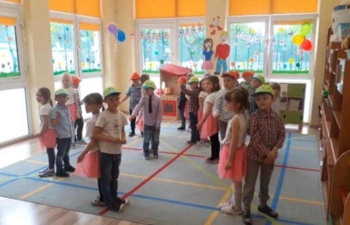 Mama to miękkie ręce. Mama to melodyjny głos, to chuchanie na uderzone miejsce. Mama to samo dobro i sama przyjemność. Coś, co dobrze jest mieć w każdej chwili życia koło siebie, dookoła siebie, gdzieś na horyzoncie. (M. Wańkowicz)

Rodzice są najważniejszymi osobami w życiu dziecka.
26 maja, w naszym przedszkolu panie pomogły dzieciom wyrazić ich miłość do rodziców, organizując Dzień Mamy i Taty.
