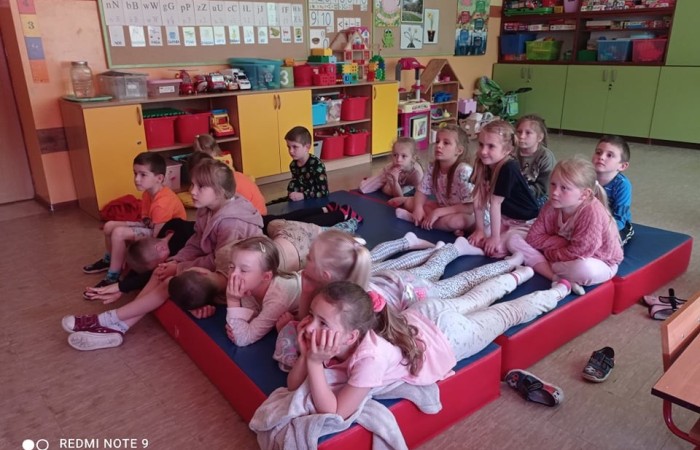 Dzień Dziecka to jeden z najradośniejszych dni, na który czeka każde dziecko.                                     W naszym przedszkolu był to dzień wyjątkowy, pełen  atrakcji, uśmiechów, radości i niespodzianek. Od rana panowała radosna atmosfera związana z możliwością chodzenia w piżamach. Zaciekawieniem było również wspólne oglądanie bajek leżąc na leżakach.