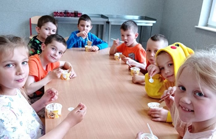 Dzień Dziecka to jeden z najradośniejszych dni, na który czeka każde dziecko.                                     W naszym przedszkolu był to dzień wyjątkowy, pełen  atrakcji, uśmiechów, radości i niespodzianek. Od rana panowała radosna atmosfera związana z możliwością chodzenia w piżamach. Zaciekawieniem było również wspólne oglądanie bajek leżąc na leżakach.