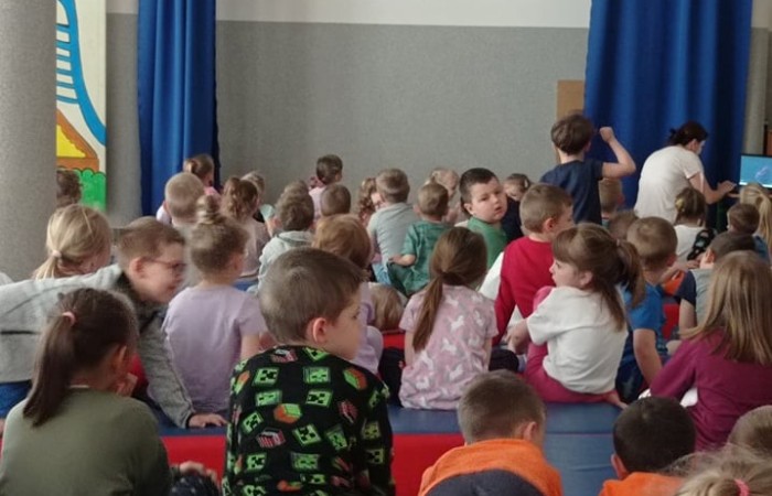 Dzień Dziecka to jeden z najradośniejszych dni, na który czeka każde dziecko.                                     W naszym przedszkolu był to dzień wyjątkowy, pełen  atrakcji, uśmiechów, radości i niespodzianek. Od rana panowała radosna atmosfera związana z możliwością chodzenia w piżamach. Zaciekawieniem było również wspólne oglądanie bajek leżąc na leżakach.