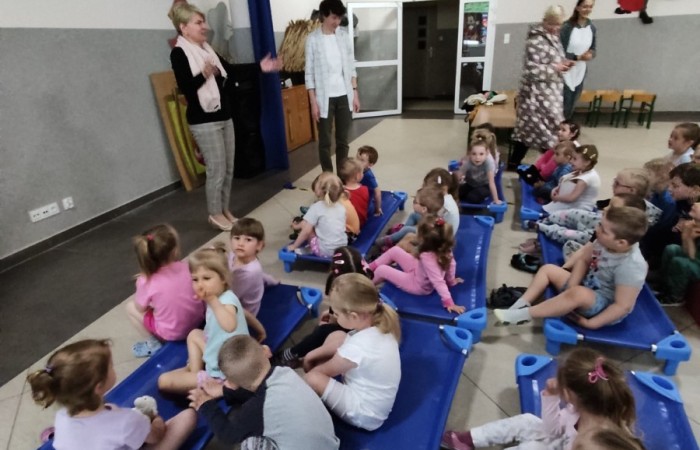 Dzień Dziecka to jeden z najradośniejszych dni, na który czeka każde dziecko.                                     W naszym przedszkolu był to dzień wyjątkowy, pełen  atrakcji, uśmiechów, radości i niespodzianek. Od rana panowała radosna atmosfera związana z możliwością chodzenia w piżamach. Zaciekawieniem było również wspólne oglądanie bajek leżąc na leżakach.