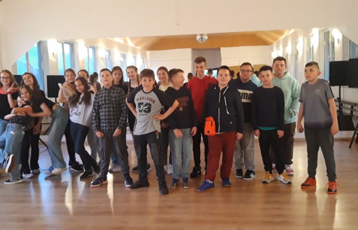 Dnia 31 maja klasa VI a wraz z wychowawcą wyruszyła w podróż do Łeby. Uczniowie pierwszego dnia wycieczki zwiedzili Słowiński Park Narodowy. Pogoda tego dnia nie nie sprzyjała pieszym wędrówkom. Jednak ta niedogodność nie zniechęciła uczestników do zwiedzania wydm i podziwiania morskich krajobrazów. Tego dnia uczniowie mieli również zorganizowane ognisko oraz dyskotekę.
1 czerwca z okazji Dnia Dziecka klasa VI a pojechała do pobliskiego parku rozrywki w Sarbsku. W Sea Parku uczestnicy wycieczki podziwiali niezwykłe umiejętności uchatek kalifornijskich, które wystąpiły w przedstawieniu teatralnym o zaginionym skarbie. Poza tym uczniowie korzystali z innych atrakcji parku.
Morską przygodę uczniowie zakończyli w Ośrodku Kolonijnym ,,Ania, w którym spędzili niezapomniane chwile. Wyjazd do Łeby pozostanie na długo w pamięci uczestników.