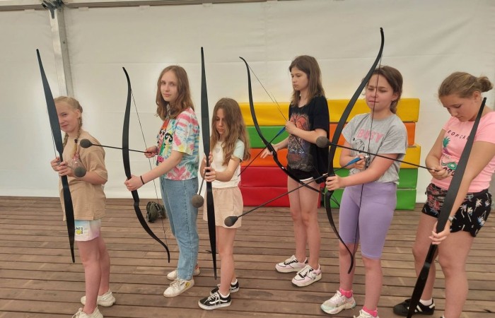 W poniedziałek 6 czerwca 2022 r. uczniowie z klasy Va i Vb  byli na wycieczce w Ośrodku KULKA. Jest to wymarzone miejsce dla tych, którzy uwielbiają dobrą zabawę i wypoczynek w otoczeniu natury, nad pięknym jeziorem Łęsk. Jednym z punktów programu był park linowy. Piątoklasiści bez problemu pokonali dwa tory, które wymagały zręczności i uwagi. Było kodowanie według klucza ENIGMA, strzelanie z łuków oraz granie w popularne na świecie gry zręcznościowe. Był czas na lody, słodkie przekąski oraz odpoczynek w promieniach ciepłego słońca.