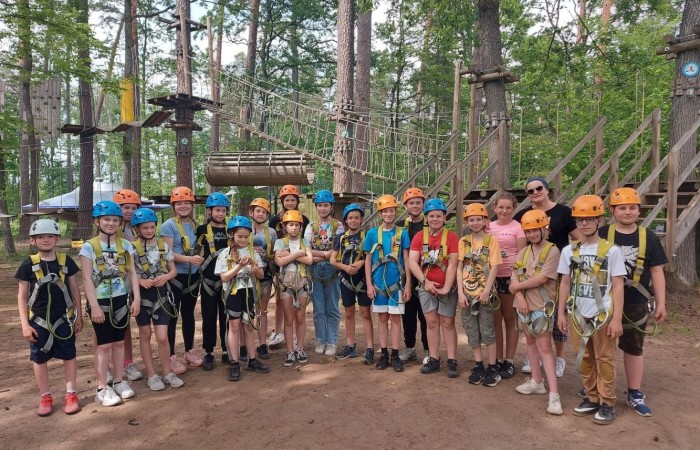 W poniedziałek 6 czerwca 2022 r. uczniowie z klasy Va i Vb  byli na wycieczce w Ośrodku KULKA. Jest to wymarzone miejsce dla tych, którzy uwielbiają dobrą zabawę i wypoczynek w otoczeniu natury, nad pięknym jeziorem Łęsk. Jednym z punktów programu był park linowy. Piątoklasiści bez problemu pokonali dwa tory, które wymagały zręczności i uwagi. Było kodowanie według klucza ENIGMA, strzelanie z łuków oraz granie w popularne na świecie gry zręcznościowe. Był czas na lody, słodkie przekąski oraz odpoczynek w promieniach ciepłego słońca.