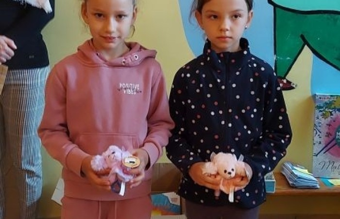            1 czerwca na całym świecie dzieci mają swoje święto. W naszej szkole to również był niezwykły dzień. Na dzieci czekało mnóstwo atrakcji: wspólne zabawy, malowanie twarzy, kawiarenka, autoportret na balonie, pyszna wata cukrowa. Najwięcej emocji wśród naszych uczniów wywołały konkurencje sportowe. Sprawdzały swoje siły w drużynach podczas biegu kelnera, marszu w stópkach oraz skacząc na piłkach. Z ogromną przyjemnością pokonywały również tory przeszkód. W trakcie obchodów Dnia Dziecka zostały  wręczone nagrody za konkurs plastyczny, pt. „Nie czas na nudę” oraz ekologiczny.  Wszystkie klasy miały również możliwość sprawdzenia swoich sił w ciekawych grach planszowych.
Tego dnia uśmiech nie schodził z dziecięcych twarzy. :)      
