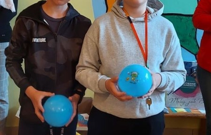            1 czerwca na całym świecie dzieci mają swoje święto. W naszej szkole to również był niezwykły dzień. Na dzieci czekało mnóstwo atrakcji: wspólne zabawy, malowanie twarzy, kawiarenka, autoportret na balonie, pyszna wata cukrowa. Najwięcej emocji wśród naszych uczniów wywołały konkurencje sportowe. Sprawdzały swoje siły w drużynach podczas biegu kelnera, marszu w stópkach oraz skacząc na piłkach. Z ogromną przyjemnością pokonywały również tory przeszkód. W trakcie obchodów Dnia Dziecka zostały  wręczone nagrody za konkurs plastyczny, pt. „Nie czas na nudę” oraz ekologiczny.  Wszystkie klasy miały również możliwość sprawdzenia swoich sił w ciekawych grach planszowych.
Tego dnia uśmiech nie schodził z dziecięcych twarzy. :)      
