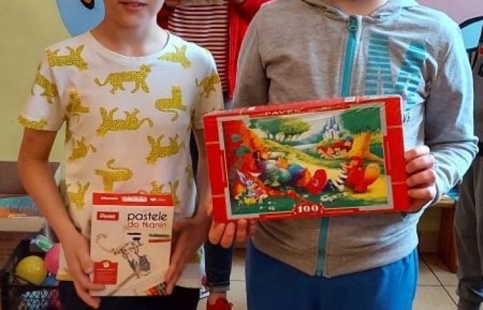            1 czerwca na całym świecie dzieci mają swoje święto. W naszej szkole to również był niezwykły dzień. Na dzieci czekało mnóstwo atrakcji: wspólne zabawy, malowanie twarzy, kawiarenka, autoportret na balonie, pyszna wata cukrowa. Najwięcej emocji wśród naszych uczniów wywołały konkurencje sportowe. Sprawdzały swoje siły w drużynach podczas biegu kelnera, marszu w stópkach oraz skacząc na piłkach. Z ogromną przyjemnością pokonywały również tory przeszkód. W trakcie obchodów Dnia Dziecka zostały  wręczone nagrody za konkurs plastyczny, pt. „Nie czas na nudę” oraz ekologiczny.  Wszystkie klasy miały również możliwość sprawdzenia swoich sił w ciekawych grach planszowych.
Tego dnia uśmiech nie schodził z dziecięcych twarzy. :)      
