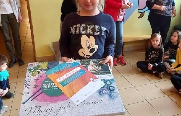            1 czerwca na całym świecie dzieci mają swoje święto. W naszej szkole to również był niezwykły dzień. Na dzieci czekało mnóstwo atrakcji: wspólne zabawy, malowanie twarzy, kawiarenka, autoportret na balonie, pyszna wata cukrowa. Najwięcej emocji wśród naszych uczniów wywołały konkurencje sportowe. Sprawdzały swoje siły w drużynach podczas biegu kelnera, marszu w stópkach oraz skacząc na piłkach. Z ogromną przyjemnością pokonywały również tory przeszkód. W trakcie obchodów Dnia Dziecka zostały  wręczone nagrody za konkurs plastyczny, pt. „Nie czas na nudę” oraz ekologiczny.  Wszystkie klasy miały również możliwość sprawdzenia swoich sił w ciekawych grach planszowych.
Tego dnia uśmiech nie schodził z dziecięcych twarzy. :)      
