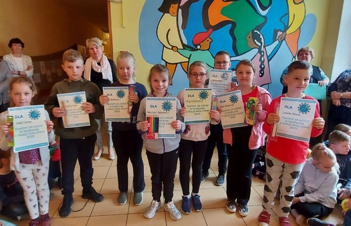            1 czerwca na całym świecie dzieci mają swoje święto. W naszej szkole to również był niezwykły dzień. Na dzieci czekało mnóstwo atrakcji: wspólne zabawy, malowanie twarzy, kawiarenka, autoportret na balonie, pyszna wata cukrowa. Najwięcej emocji wśród naszych uczniów wywołały konkurencje sportowe. Sprawdzały swoje siły w drużynach podczas biegu kelnera, marszu w stópkach oraz skacząc na piłkach. Z ogromną przyjemnością pokonywały również tory przeszkód. W trakcie obchodów Dnia Dziecka zostały  wręczone nagrody za konkurs plastyczny, pt. „Nie czas na nudę” oraz ekologiczny.  Wszystkie klasy miały również możliwość sprawdzenia swoich sił w ciekawych grach planszowych.
Tego dnia uśmiech nie schodził z dziecięcych twarzy. :)      
