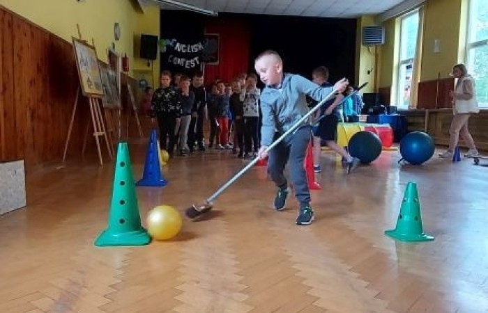            1 czerwca na całym świecie dzieci mają swoje święto. W naszej szkole to również był niezwykły dzień. Na dzieci czekało mnóstwo atrakcji: wspólne zabawy, malowanie twarzy, kawiarenka, autoportret na balonie, pyszna wata cukrowa. Najwięcej emocji wśród naszych uczniów wywołały konkurencje sportowe. Sprawdzały swoje siły w drużynach podczas biegu kelnera, marszu w stópkach oraz skacząc na piłkach. Z ogromną przyjemnością pokonywały również tory przeszkód. W trakcie obchodów Dnia Dziecka zostały  wręczone nagrody za konkurs plastyczny, pt. „Nie czas na nudę” oraz ekologiczny.  Wszystkie klasy miały również możliwość sprawdzenia swoich sił w ciekawych grach planszowych.
Tego dnia uśmiech nie schodził z dziecięcych twarzy. :)      
