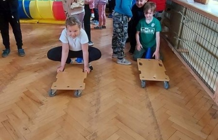            1 czerwca na całym świecie dzieci mają swoje święto. W naszej szkole to również był niezwykły dzień. Na dzieci czekało mnóstwo atrakcji: wspólne zabawy, malowanie twarzy, kawiarenka, autoportret na balonie, pyszna wata cukrowa. Najwięcej emocji wśród naszych uczniów wywołały konkurencje sportowe. Sprawdzały swoje siły w drużynach podczas biegu kelnera, marszu w stópkach oraz skacząc na piłkach. Z ogromną przyjemnością pokonywały również tory przeszkód. W trakcie obchodów Dnia Dziecka zostały  wręczone nagrody za konkurs plastyczny, pt. „Nie czas na nudę” oraz ekologiczny.  Wszystkie klasy miały również możliwość sprawdzenia swoich sił w ciekawych grach planszowych.
Tego dnia uśmiech nie schodził z dziecięcych twarzy. :)      
