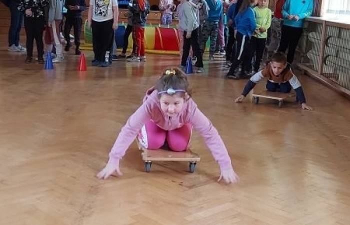            1 czerwca na całym świecie dzieci mają swoje święto. W naszej szkole to również był niezwykły dzień. Na dzieci czekało mnóstwo atrakcji: wspólne zabawy, malowanie twarzy, kawiarenka, autoportret na balonie, pyszna wata cukrowa. Najwięcej emocji wśród naszych uczniów wywołały konkurencje sportowe. Sprawdzały swoje siły w drużynach podczas biegu kelnera, marszu w stópkach oraz skacząc na piłkach. Z ogromną przyjemnością pokonywały również tory przeszkód. W trakcie obchodów Dnia Dziecka zostały  wręczone nagrody za konkurs plastyczny, pt. „Nie czas na nudę” oraz ekologiczny.  Wszystkie klasy miały również możliwość sprawdzenia swoich sił w ciekawych grach planszowych.
Tego dnia uśmiech nie schodził z dziecięcych twarzy. :)      
