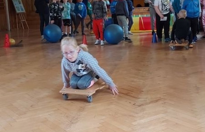            1 czerwca na całym świecie dzieci mają swoje święto. W naszej szkole to również był niezwykły dzień. Na dzieci czekało mnóstwo atrakcji: wspólne zabawy, malowanie twarzy, kawiarenka, autoportret na balonie, pyszna wata cukrowa. Najwięcej emocji wśród naszych uczniów wywołały konkurencje sportowe. Sprawdzały swoje siły w drużynach podczas biegu kelnera, marszu w stópkach oraz skacząc na piłkach. Z ogromną przyjemnością pokonywały również tory przeszkód. W trakcie obchodów Dnia Dziecka zostały  wręczone nagrody za konkurs plastyczny, pt. „Nie czas na nudę” oraz ekologiczny.  Wszystkie klasy miały również możliwość sprawdzenia swoich sił w ciekawych grach planszowych.
Tego dnia uśmiech nie schodził z dziecięcych twarzy. :)      
