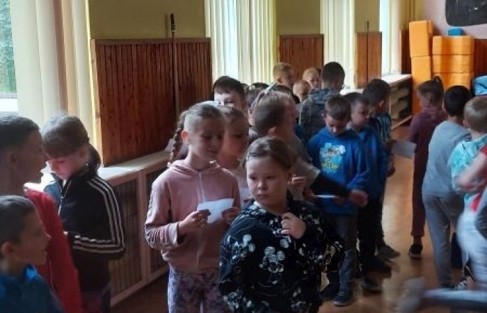            1 czerwca na całym świecie dzieci mają swoje święto. W naszej szkole to również był niezwykły dzień. Na dzieci czekało mnóstwo atrakcji: wspólne zabawy, malowanie twarzy, kawiarenka, autoportret na balonie, pyszna wata cukrowa. Najwięcej emocji wśród naszych uczniów wywołały konkurencje sportowe. Sprawdzały swoje siły w drużynach podczas biegu kelnera, marszu w stópkach oraz skacząc na piłkach. Z ogromną przyjemnością pokonywały również tory przeszkód. W trakcie obchodów Dnia Dziecka zostały  wręczone nagrody za konkurs plastyczny, pt. „Nie czas na nudę” oraz ekologiczny.  Wszystkie klasy miały również możliwość sprawdzenia swoich sił w ciekawych grach planszowych.
Tego dnia uśmiech nie schodził z dziecięcych twarzy. :)      
