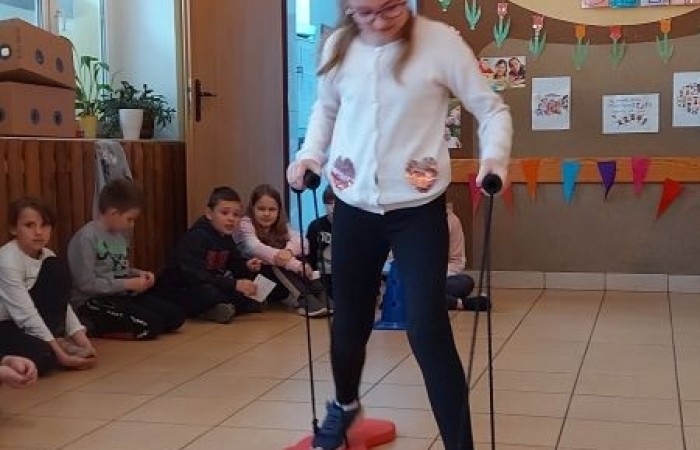            1 czerwca na całym świecie dzieci mają swoje święto. W naszej szkole to również był niezwykły dzień. Na dzieci czekało mnóstwo atrakcji: wspólne zabawy, malowanie twarzy, kawiarenka, autoportret na balonie, pyszna wata cukrowa. Najwięcej emocji wśród naszych uczniów wywołały konkurencje sportowe. Sprawdzały swoje siły w drużynach podczas biegu kelnera, marszu w stópkach oraz skacząc na piłkach. Z ogromną przyjemnością pokonywały również tory przeszkód. W trakcie obchodów Dnia Dziecka zostały  wręczone nagrody za konkurs plastyczny, pt. „Nie czas na nudę” oraz ekologiczny.  Wszystkie klasy miały również możliwość sprawdzenia swoich sił w ciekawych grach planszowych.
Tego dnia uśmiech nie schodził z dziecięcych twarzy. :)      
