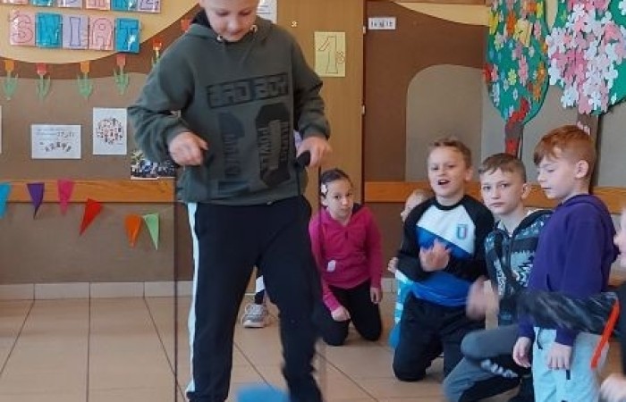            1 czerwca na całym świecie dzieci mają swoje święto. W naszej szkole to również był niezwykły dzień. Na dzieci czekało mnóstwo atrakcji: wspólne zabawy, malowanie twarzy, kawiarenka, autoportret na balonie, pyszna wata cukrowa. Najwięcej emocji wśród naszych uczniów wywołały konkurencje sportowe. Sprawdzały swoje siły w drużynach podczas biegu kelnera, marszu w stópkach oraz skacząc na piłkach. Z ogromną przyjemnością pokonywały również tory przeszkód. W trakcie obchodów Dnia Dziecka zostały  wręczone nagrody za konkurs plastyczny, pt. „Nie czas na nudę” oraz ekologiczny.  Wszystkie klasy miały również możliwość sprawdzenia swoich sił w ciekawych grach planszowych.
Tego dnia uśmiech nie schodził z dziecięcych twarzy. :)      
