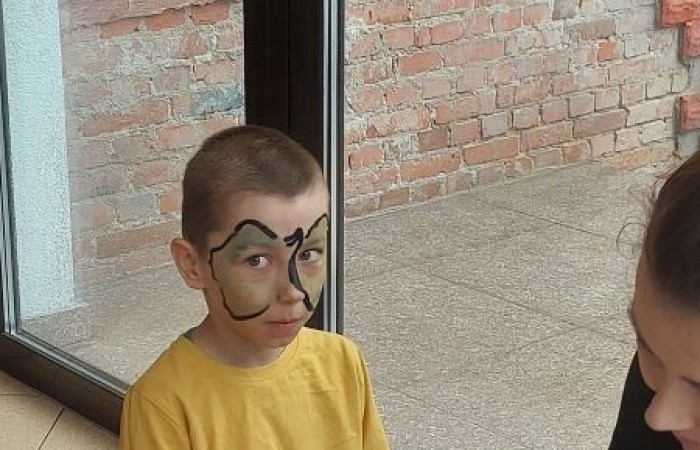            1 czerwca na całym świecie dzieci mają swoje święto. W naszej szkole to również był niezwykły dzień. Na dzieci czekało mnóstwo atrakcji: wspólne zabawy, malowanie twarzy, kawiarenka, autoportret na balonie, pyszna wata cukrowa. Najwięcej emocji wśród naszych uczniów wywołały konkurencje sportowe. Sprawdzały swoje siły w drużynach podczas biegu kelnera, marszu w stópkach oraz skacząc na piłkach. Z ogromną przyjemnością pokonywały również tory przeszkód. W trakcie obchodów Dnia Dziecka zostały  wręczone nagrody za konkurs plastyczny, pt. „Nie czas na nudę” oraz ekologiczny.  Wszystkie klasy miały również możliwość sprawdzenia swoich sił w ciekawych grach planszowych.
Tego dnia uśmiech nie schodził z dziecięcych twarzy. :)      
