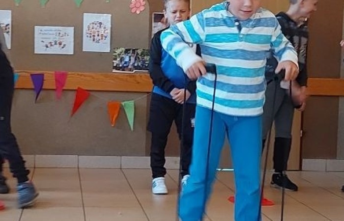            1 czerwca na całym świecie dzieci mają swoje święto. W naszej szkole to również był niezwykły dzień. Na dzieci czekało mnóstwo atrakcji: wspólne zabawy, malowanie twarzy, kawiarenka, autoportret na balonie, pyszna wata cukrowa. Najwięcej emocji wśród naszych uczniów wywołały konkurencje sportowe. Sprawdzały swoje siły w drużynach podczas biegu kelnera, marszu w stópkach oraz skacząc na piłkach. Z ogromną przyjemnością pokonywały również tory przeszkód. W trakcie obchodów Dnia Dziecka zostały  wręczone nagrody za konkurs plastyczny, pt. „Nie czas na nudę” oraz ekologiczny.  Wszystkie klasy miały również możliwość sprawdzenia swoich sił w ciekawych grach planszowych.
Tego dnia uśmiech nie schodził z dziecięcych twarzy. :)      
