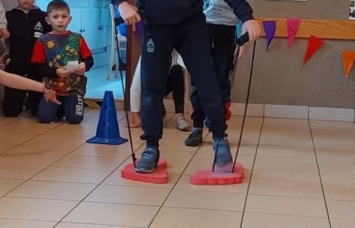            1 czerwca na całym świecie dzieci mają swoje święto. W naszej szkole to również był niezwykły dzień. Na dzieci czekało mnóstwo atrakcji: wspólne zabawy, malowanie twarzy, kawiarenka, autoportret na balonie, pyszna wata cukrowa. Najwięcej emocji wśród naszych uczniów wywołały konkurencje sportowe. Sprawdzały swoje siły w drużynach podczas biegu kelnera, marszu w stópkach oraz skacząc na piłkach. Z ogromną przyjemnością pokonywały również tory przeszkód. W trakcie obchodów Dnia Dziecka zostały  wręczone nagrody za konkurs plastyczny, pt. „Nie czas na nudę” oraz ekologiczny.  Wszystkie klasy miały również możliwość sprawdzenia swoich sił w ciekawych grach planszowych.
Tego dnia uśmiech nie schodził z dziecięcych twarzy. :)      
