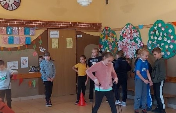            1 czerwca na całym świecie dzieci mają swoje święto. W naszej szkole to również był niezwykły dzień. Na dzieci czekało mnóstwo atrakcji: wspólne zabawy, malowanie twarzy, kawiarenka, autoportret na balonie, pyszna wata cukrowa. Najwięcej emocji wśród naszych uczniów wywołały konkurencje sportowe. Sprawdzały swoje siły w drużynach podczas biegu kelnera, marszu w stópkach oraz skacząc na piłkach. Z ogromną przyjemnością pokonywały również tory przeszkód. W trakcie obchodów Dnia Dziecka zostały  wręczone nagrody za konkurs plastyczny, pt. „Nie czas na nudę” oraz ekologiczny.  Wszystkie klasy miały również możliwość sprawdzenia swoich sił w ciekawych grach planszowych.
Tego dnia uśmiech nie schodził z dziecięcych twarzy. :)      
