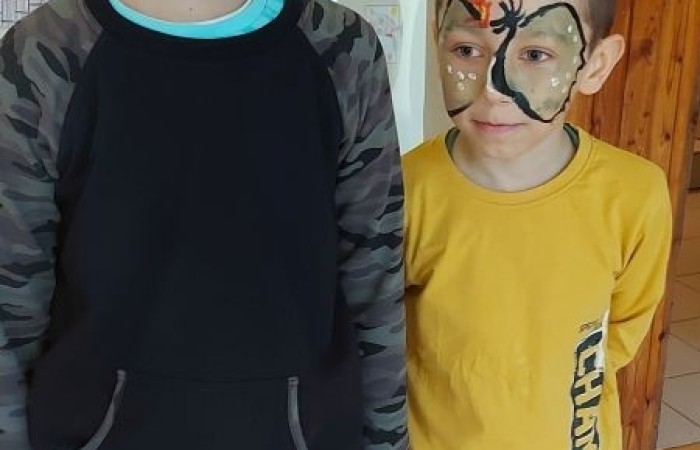            1 czerwca na całym świecie dzieci mają swoje święto. W naszej szkole to również był niezwykły dzień. Na dzieci czekało mnóstwo atrakcji: wspólne zabawy, malowanie twarzy, kawiarenka, autoportret na balonie, pyszna wata cukrowa. Najwięcej emocji wśród naszych uczniów wywołały konkurencje sportowe. Sprawdzały swoje siły w drużynach podczas biegu kelnera, marszu w stópkach oraz skacząc na piłkach. Z ogromną przyjemnością pokonywały również tory przeszkód. W trakcie obchodów Dnia Dziecka zostały  wręczone nagrody za konkurs plastyczny, pt. „Nie czas na nudę” oraz ekologiczny.  Wszystkie klasy miały również możliwość sprawdzenia swoich sił w ciekawych grach planszowych.
Tego dnia uśmiech nie schodził z dziecięcych twarzy. :)      
